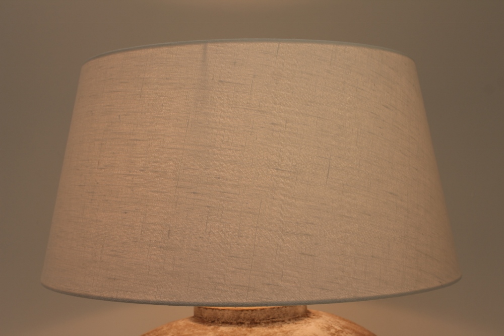 Tafellamp ROBIQUE | caramelkleurige betonvoet + crême kap