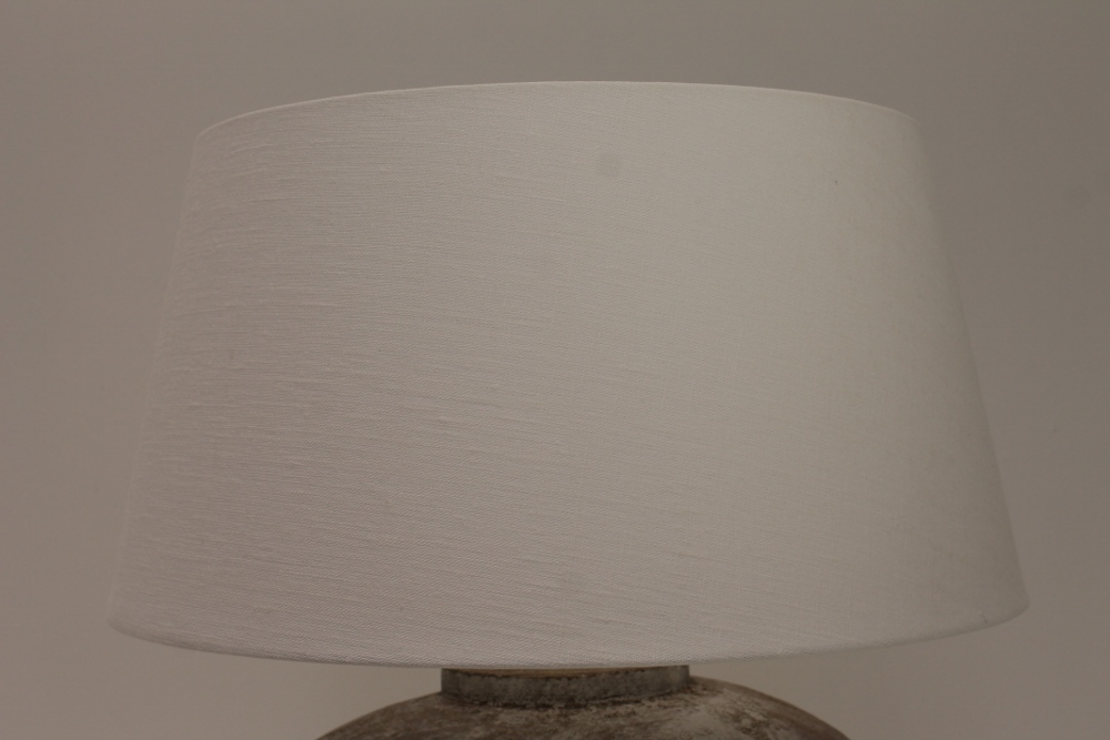 Tafellamp ROBIQUE | caramelkleurige betonvoet + crême kap