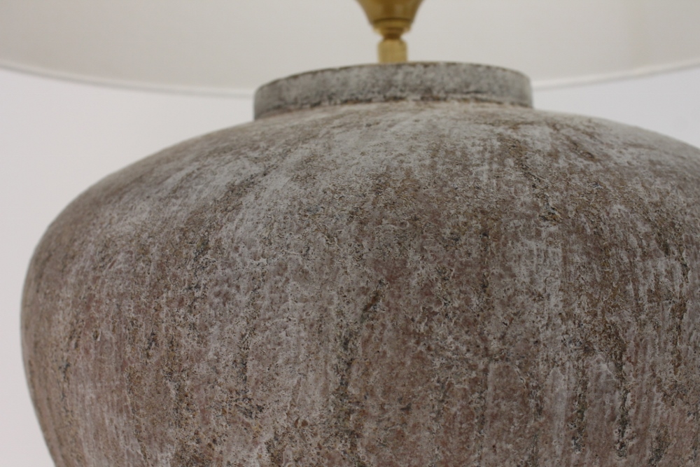 Tafellamp ROBIQUE | caramelkleurige betonvoet + crême kap