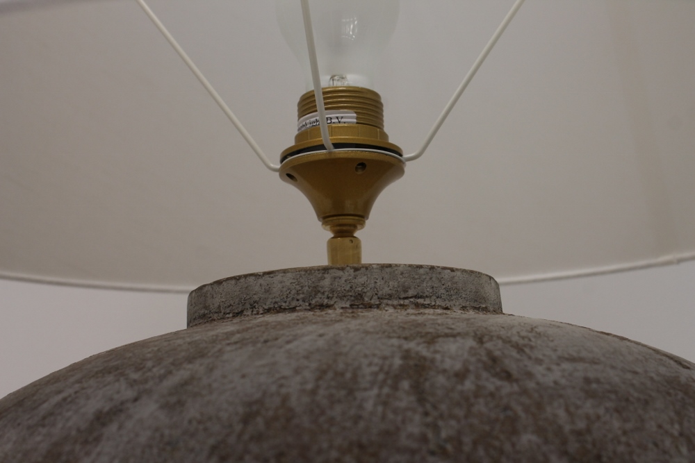 Tafellamp ROBIQUE | caramelkleurige betonvoet + crême kap