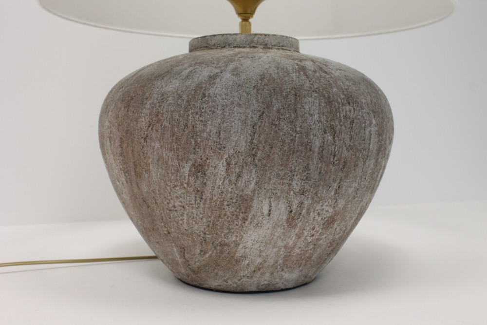 Tafellamp ROBIQUE | caramelkleurige betonvoet + crême kap