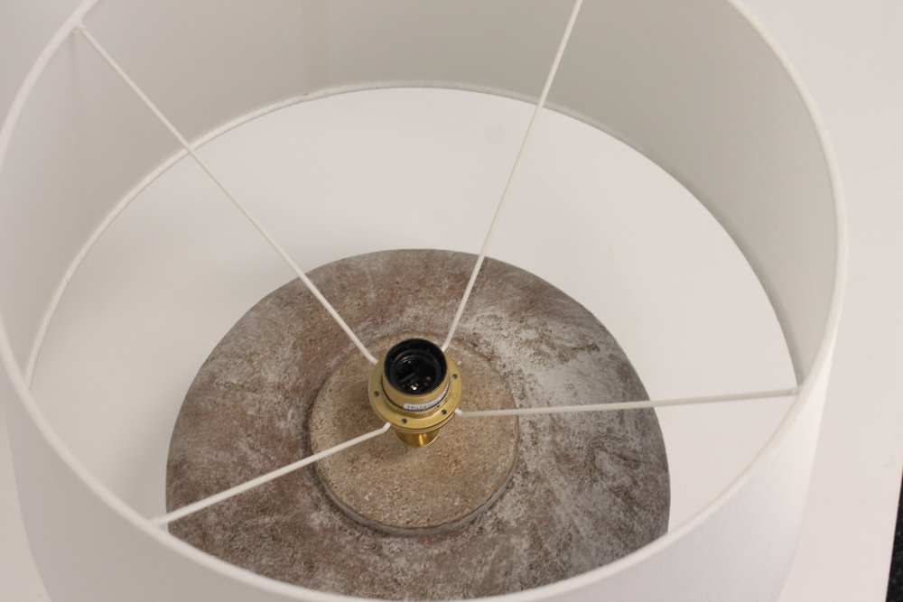 Tafellamp ROBIQUE | caramelkleurige betonvoet + crême kap