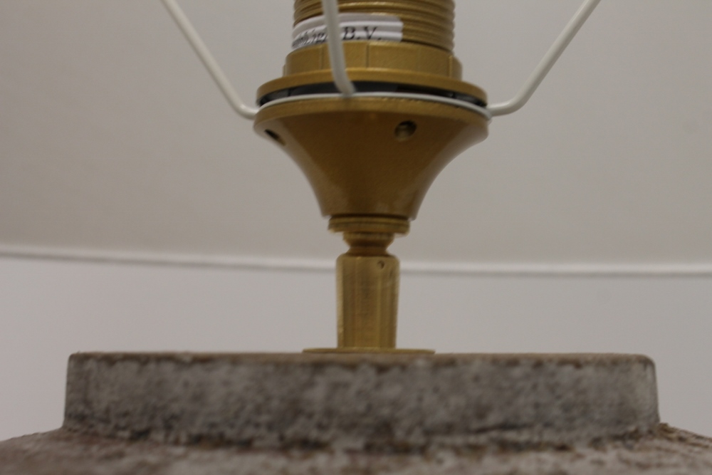 Tafellamp ROBIQUE | caramelkleurige betonvoet + crême kap