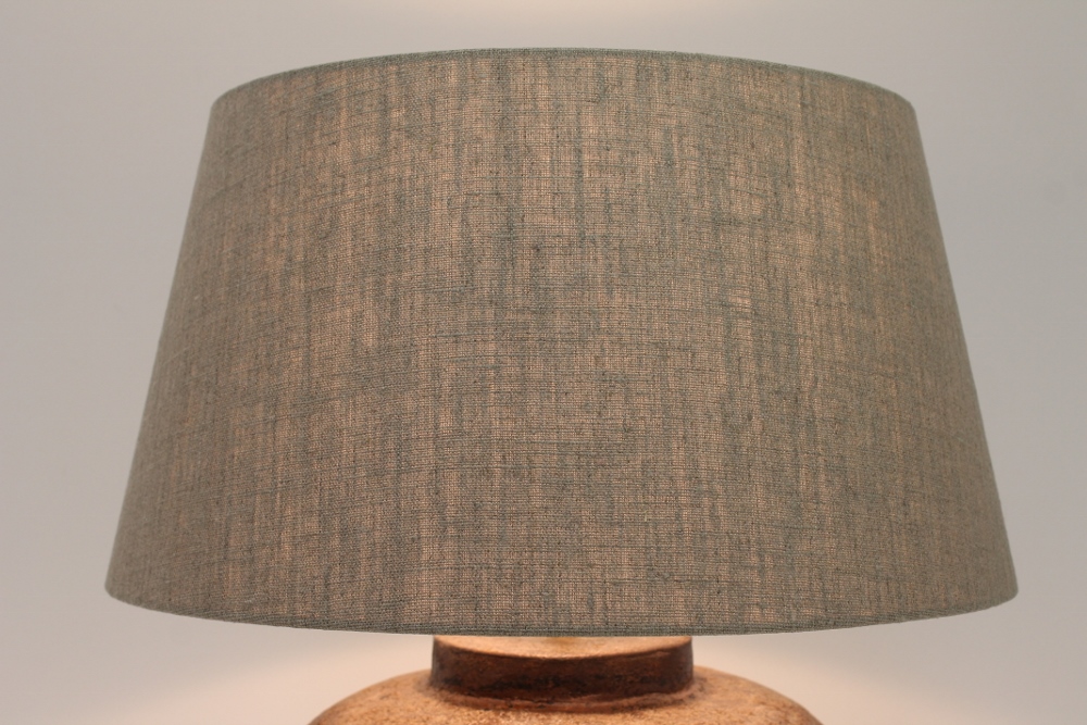 Tafellamp RUBIQUE | Beige mêlée betonvoet + olijf kap