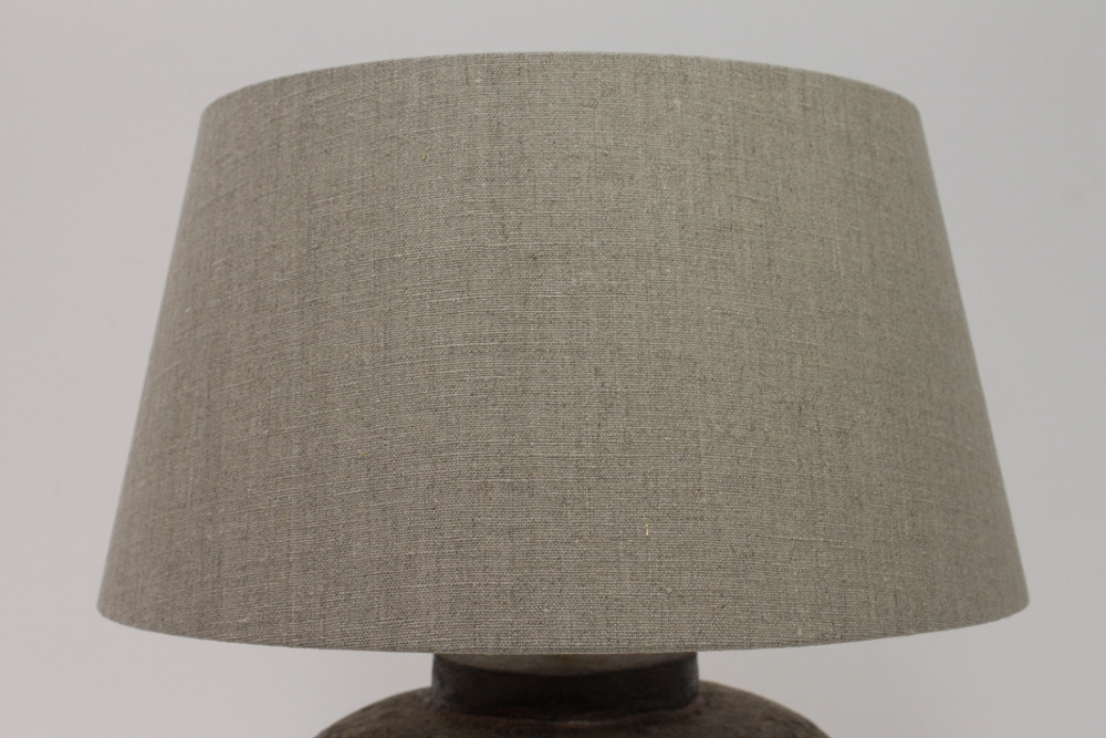 Tafellamp RUBIQUE | Beige mêlée betonvoet + olijf kap