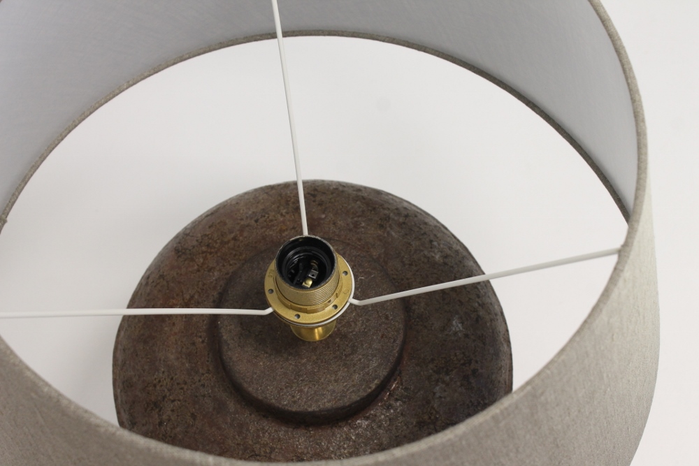 Tafellamp RUBIQUE | Beige mêlée betonvoet + olijf kap