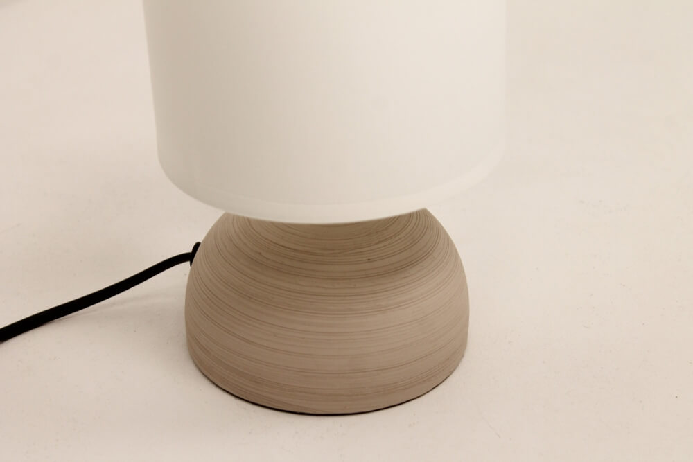 Trendy tafellamp LEVI | zand + lichtbeige kap Ø 14 cm
