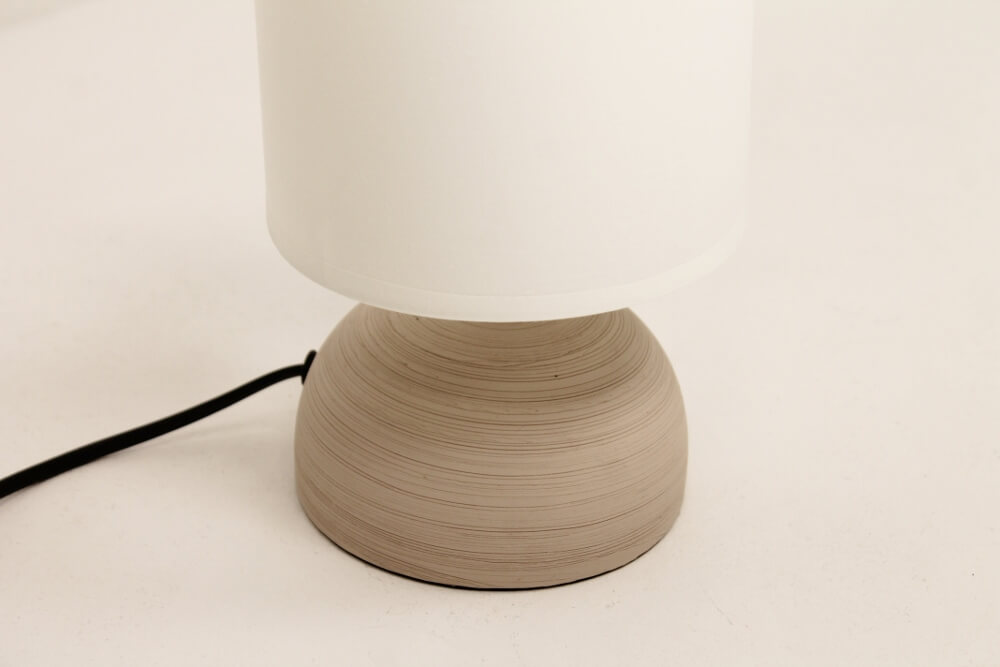Trendy tafellamp LEVI | zand + lichtbeige kap Ø 14 cm