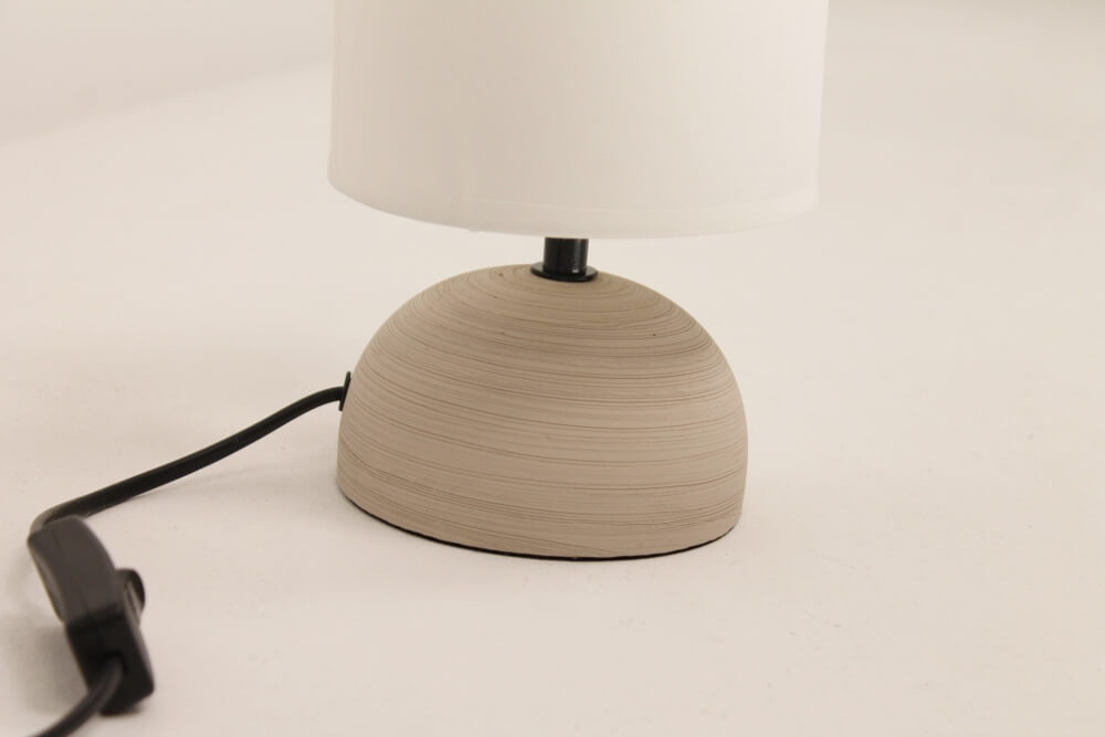 Trendy tafellamp LEVI | zand + lichtbeige kap Ø 14 cm
