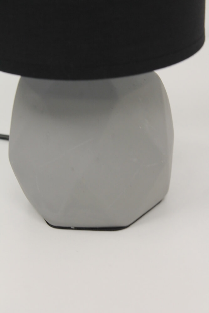 Betongrijze tafellamp SEM | zwarte kap Ø 16 cm
