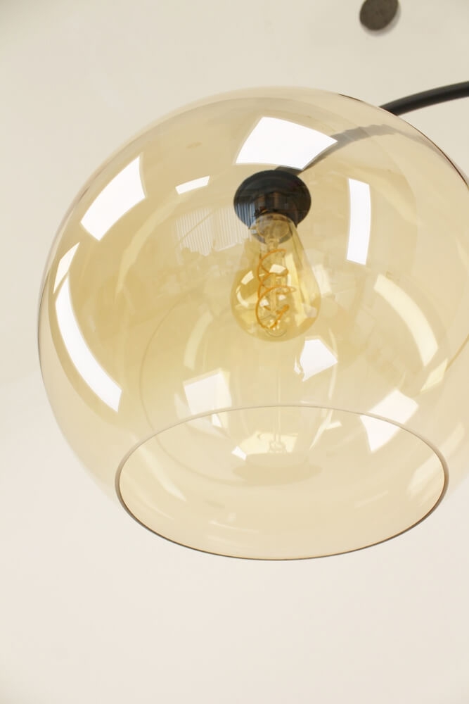 Zwarte booglamp PALATA met goudkleurig glas BALLOON Ø 30 cm