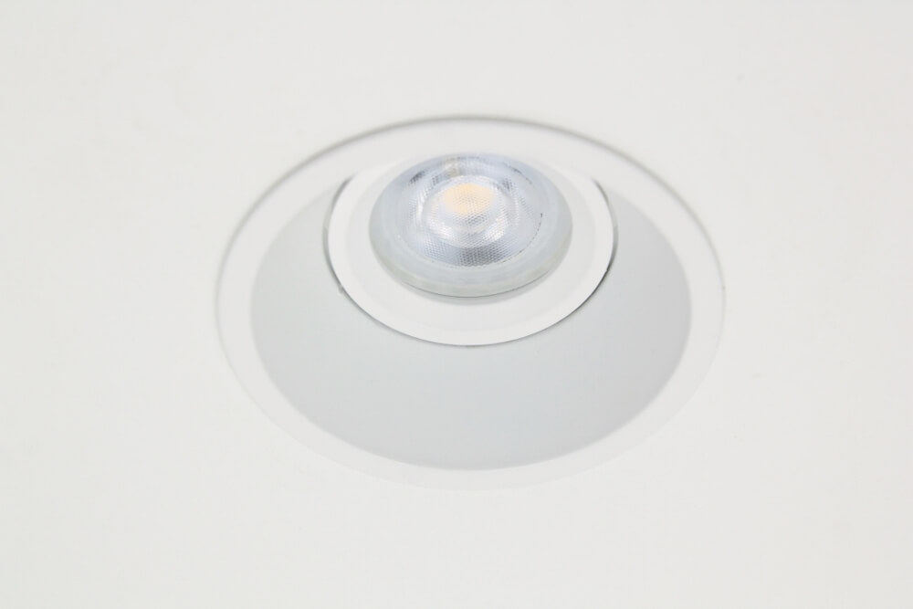 Ronde verdiepte witte inbouwspot TRIMLESS | Kantelbaar 9,3 cm