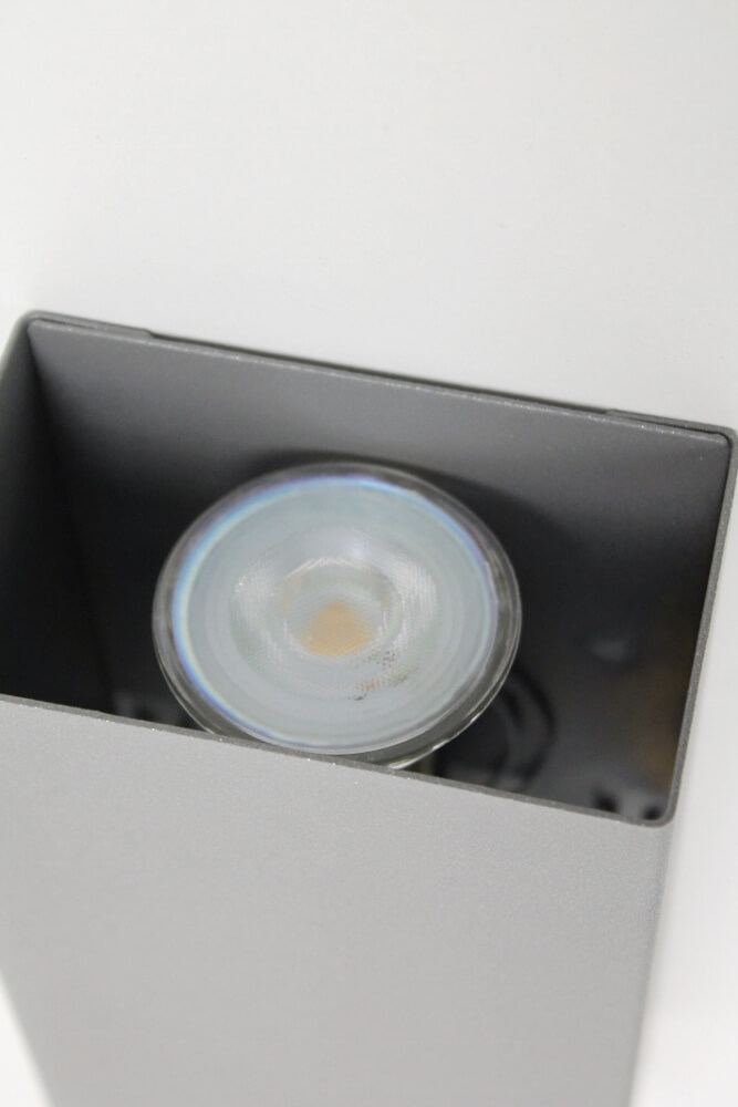 Strakke metalen wandlamp METALLO | Betongrijs