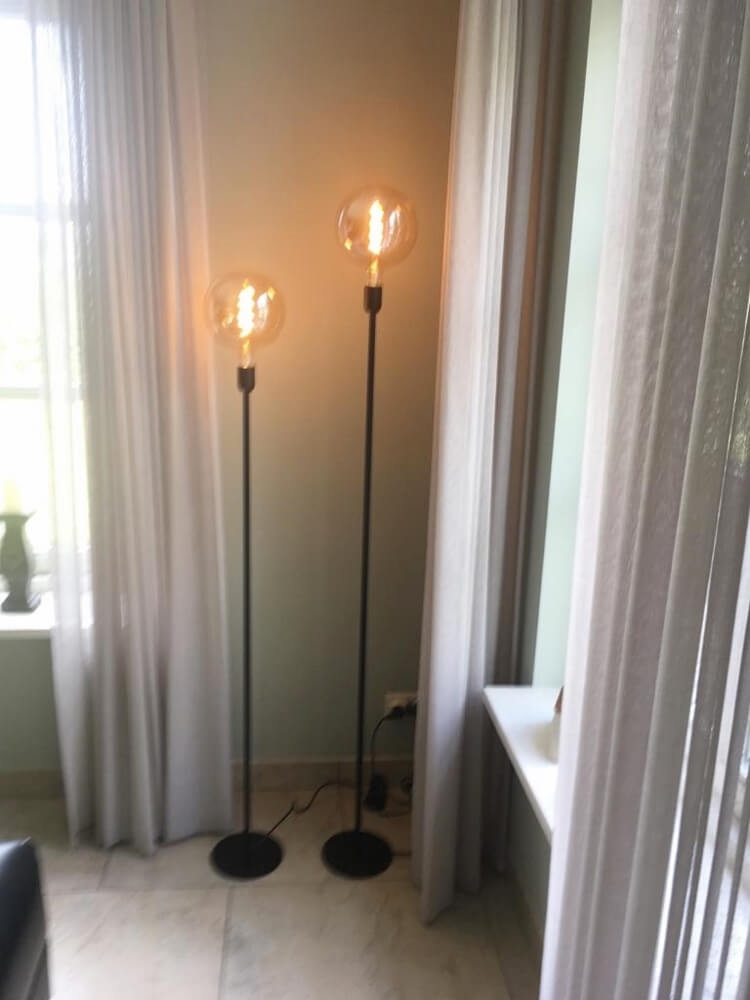 Zwarte vloerlampen TUBE 135 en 155 cm | Inclusief LED GIANT gold