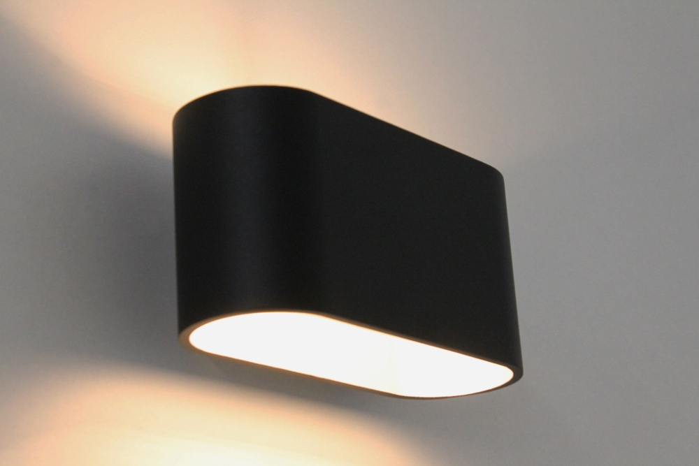 Strakke ovalen wandlamp OVALO 16 cm | Zwart / Zilver