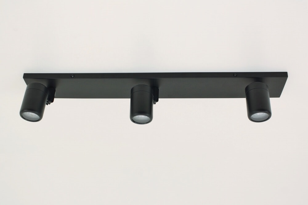Kantelbare 3-lichts opbouwspot balk DOCCIA IP44 | Zwart