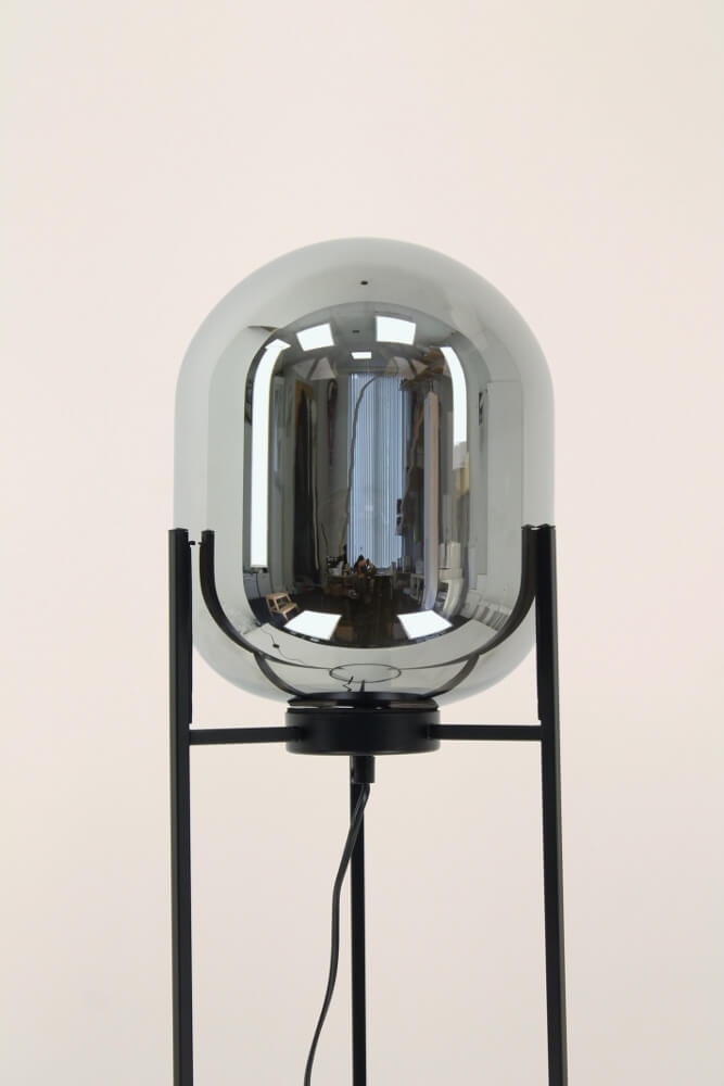 Stijlvolle vloerlamp PULPO met metallic smoke glazen stolp