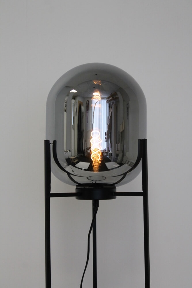 Stijlvolle vloerlamp PULPO met metallic smoke glazen stolp