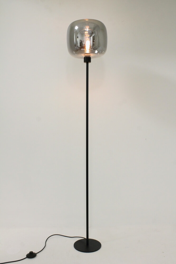 Zwarte strakke vloerlamp BY EEFFY metallic smoke zwart | Hutton Ø 28 cm