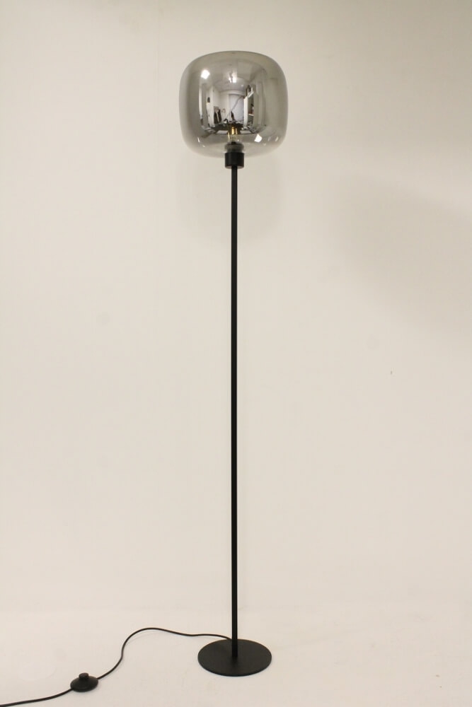 Zwarte strakke vloerlamp BY EEFFY metallic smoke zwart | Hutton Ø 28 cm