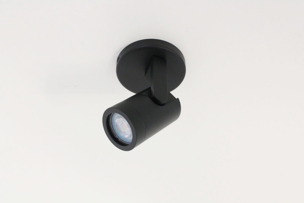 Stijlvolle strakke 1-lichts opbouwspot SCOOP rond | Zwart