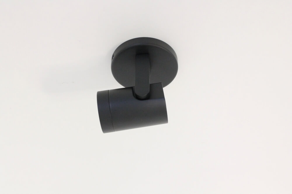 Stijlvolle strakke 1-lichts opbouwspot SCOOP rond | Zwart