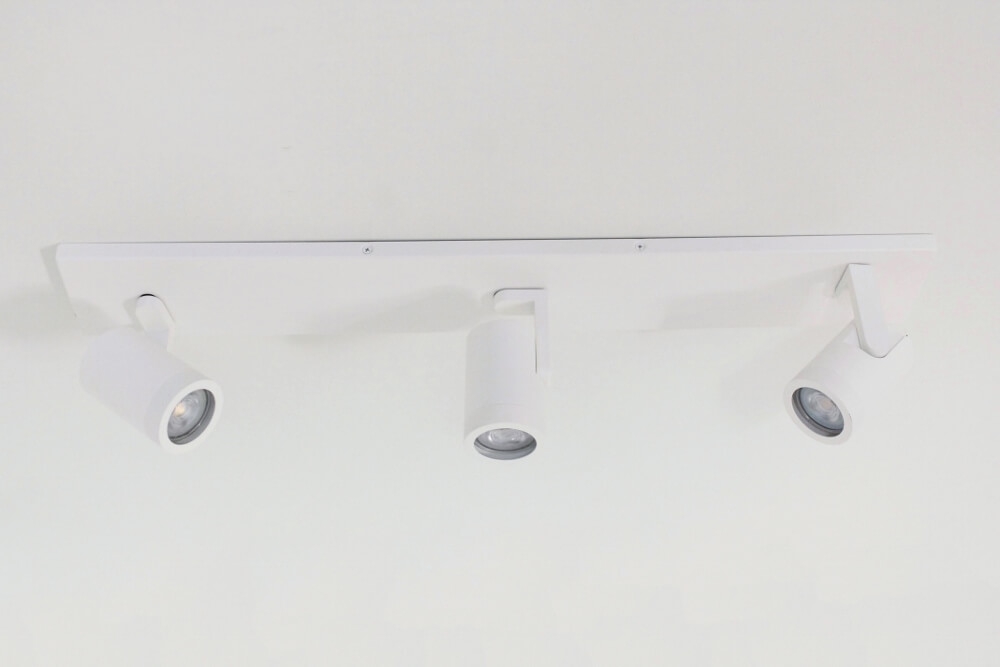 Stijlvolle strakke 3-lichts opbouwspot SCOOP balk | Wit