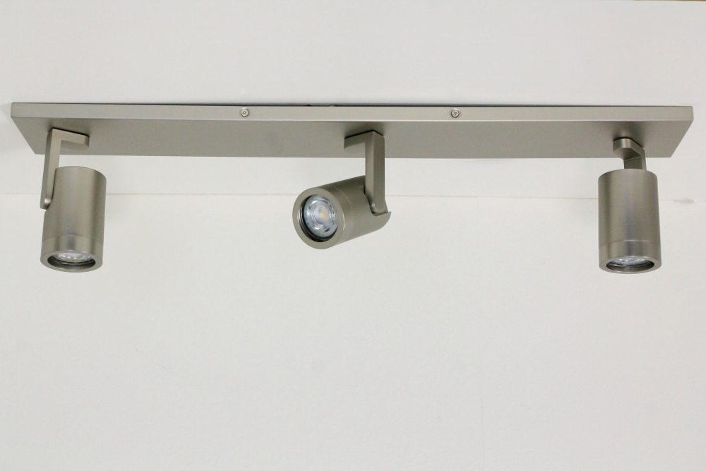 Stijlvolle strakke 3-lichts opbouwspot SCOOP balk | Staal