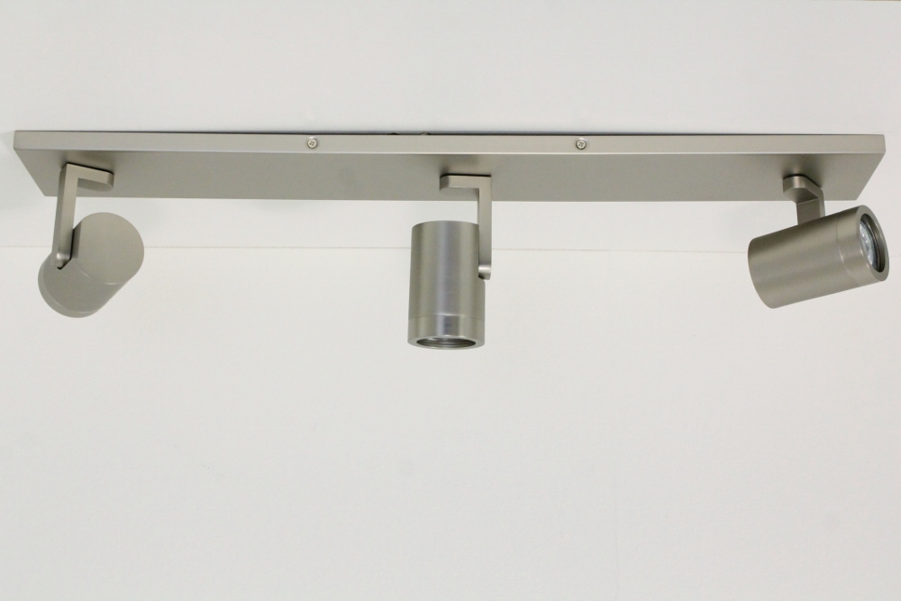Stijlvolle strakke 3-lichts opbouwspot SCOOP balk | Staal