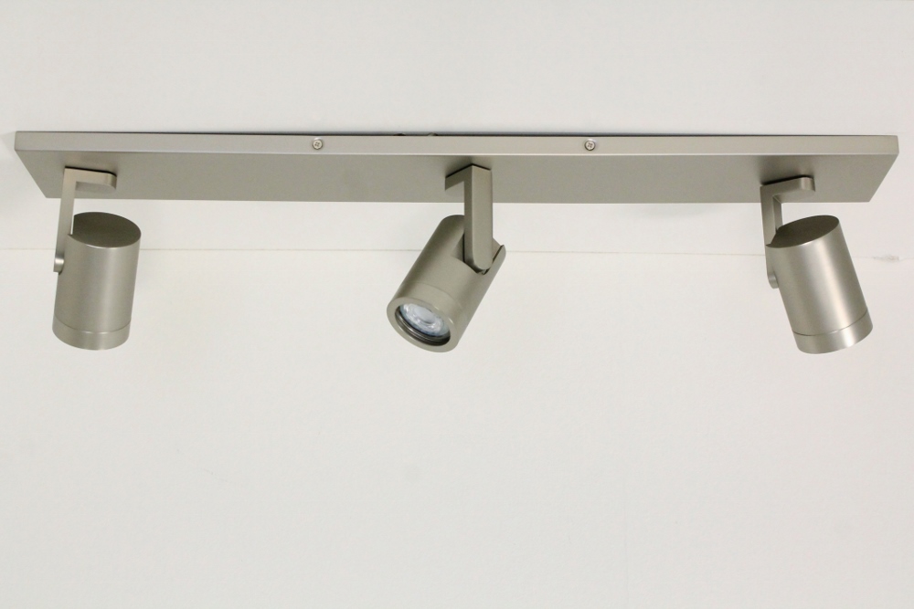 Stijlvolle strakke 3-lichts opbouwspot SCOOP balk | Staal