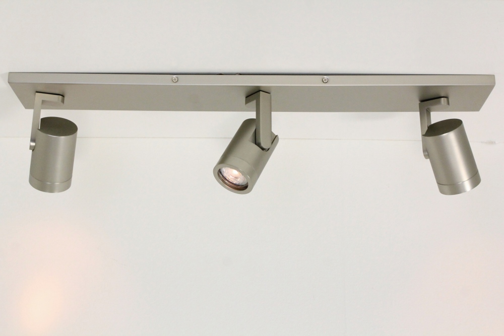 Stijlvolle strakke 3-lichts opbouwspot SCOOP balk | Staal