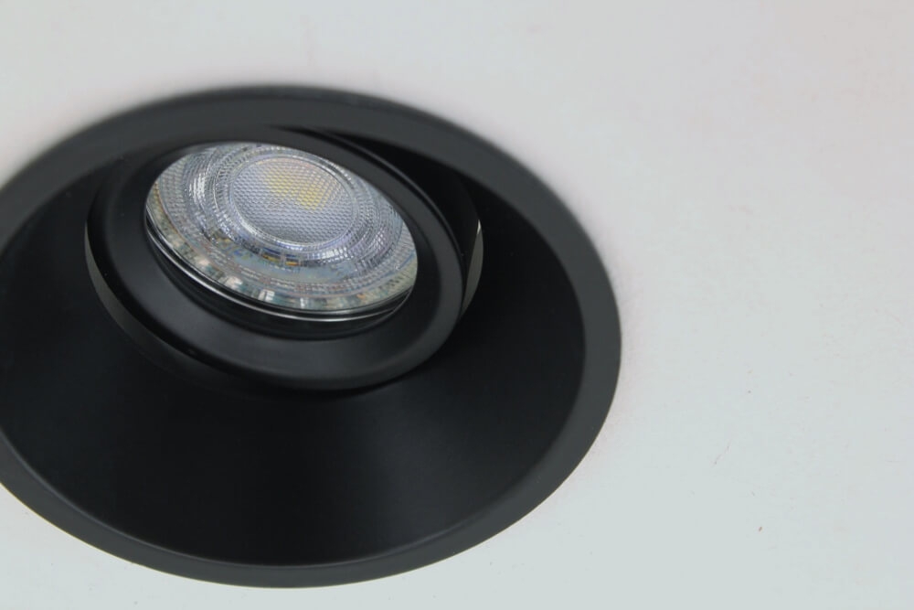 Ronde verdiepte zwarte inbouwspot TRIMLESS | Kantelbaar 9,3 cm