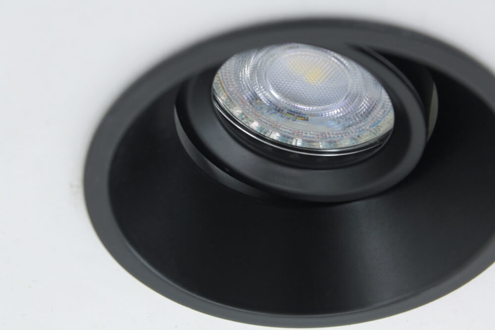 Ronde verdiepte zwarte inbouwspot TRIMLESS | Kantelbaar 9,3 cm