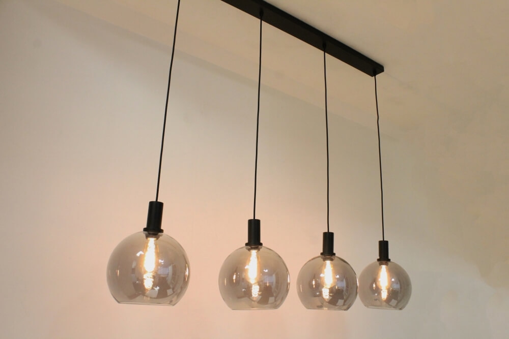 Hanglamp SONDRA licht smoke zwart op balk 120 cm | 4x glas Ø 25 cm