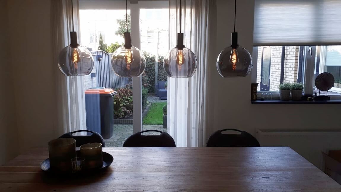 Hanglamp SONDRA licht smoke zwart op balk 120 cm | 4x glas Ø 25 cm