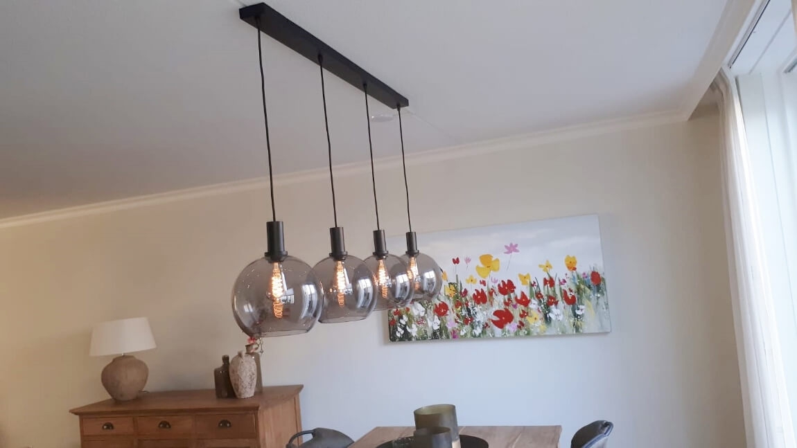 Hanglamp SONDRA licht smoke zwart op balk 120 cm | 4x glas Ø 25 cm