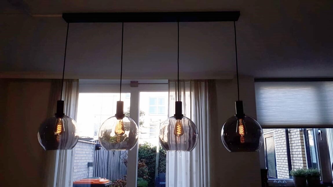 Hanglamp SONDRA licht smoke zwart op balk 120 cm | 4x glas Ø 25 cm