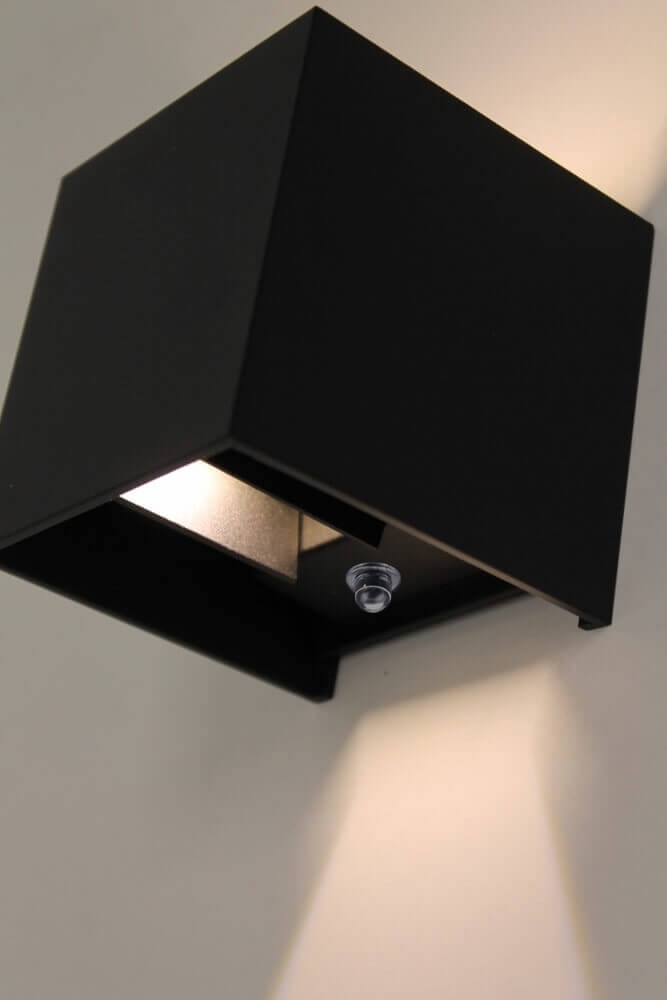 Vierkante LED buitenlamp ARRIGO met licht-donker sensor | Zwart