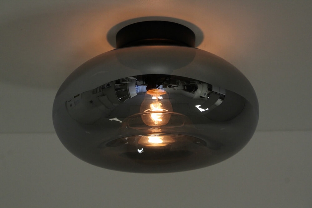 Zwarte korte plafondlamp BY EEFFY metallic smoke zwart | Howick Ø 28 cm