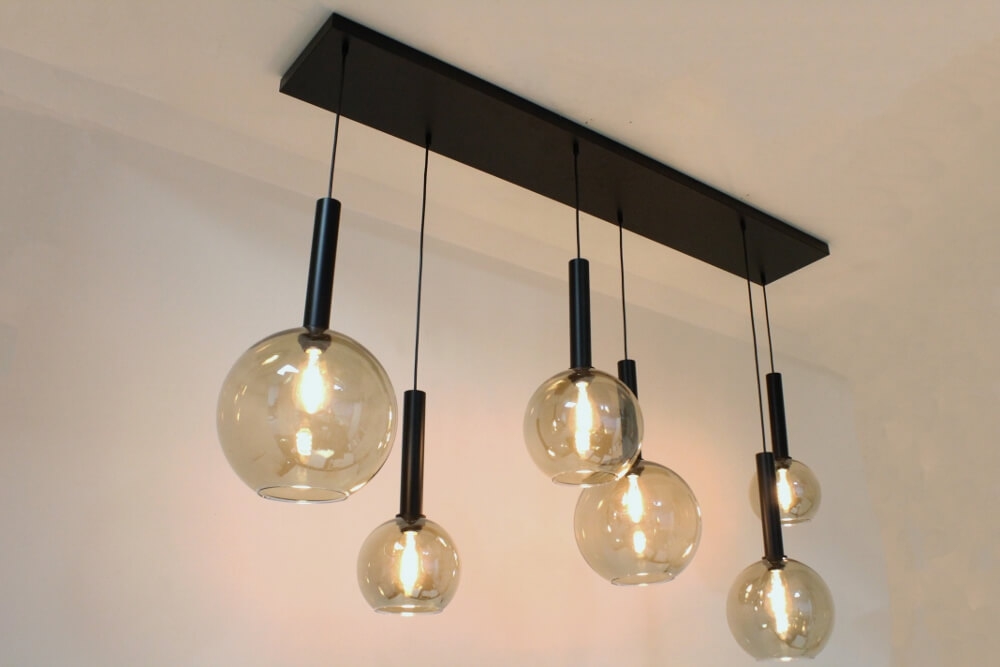 Glazen 6-lichts zwarte kokerhanglamp BALLS smoke fumé | Brede balk 160 cm
