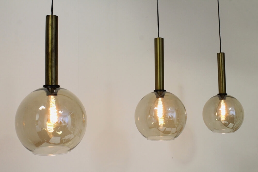 Glazen 3-lichts bronzen kokerhanglamp BALLS smoke fumé | Balk 130 cm
