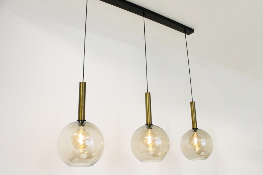 Glazen 3-lichts bronzen kokerhanglamp BALLS smoke fumé | Balk 130 cm