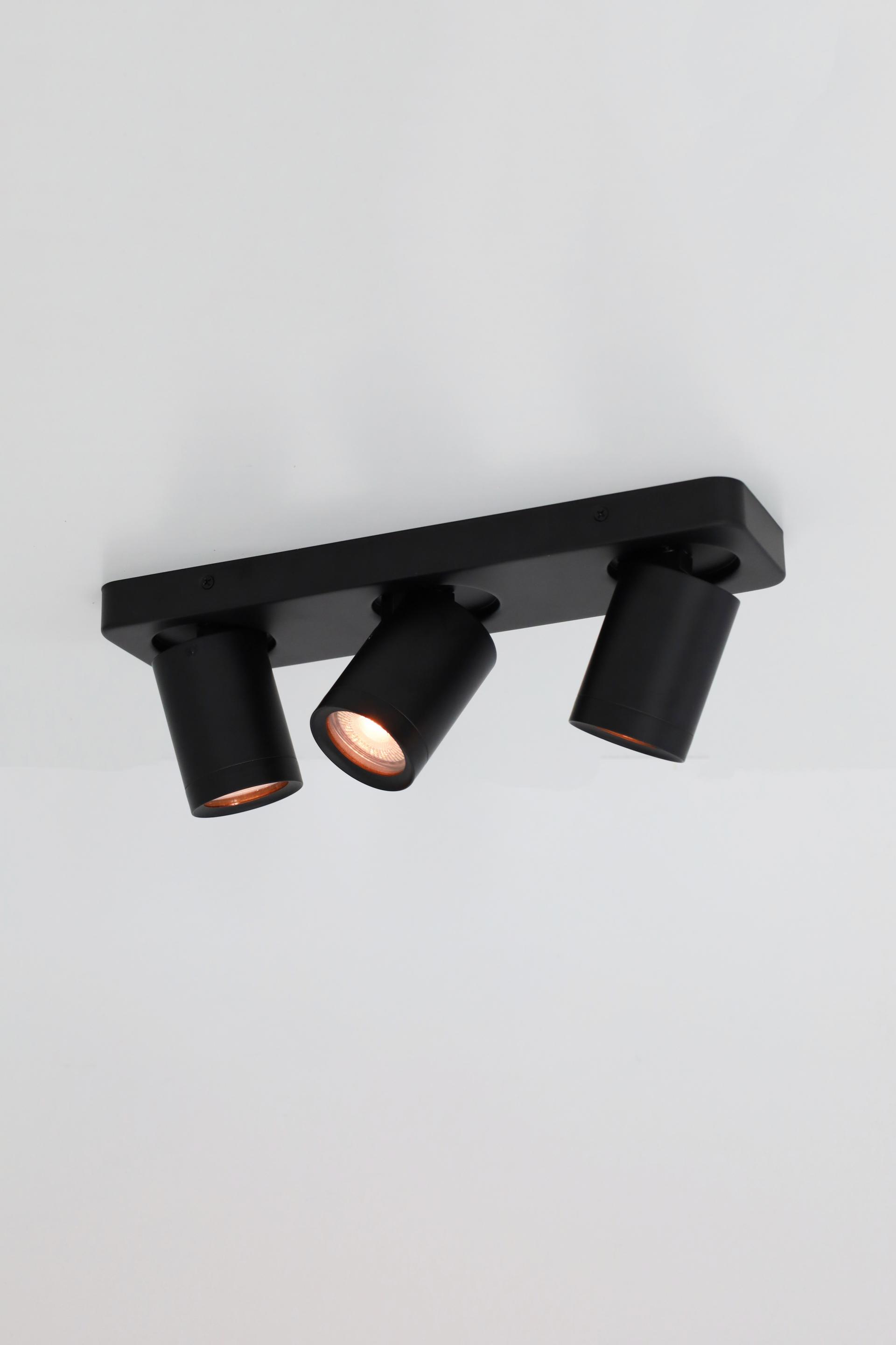 Strakke opbouwspot LEXI 3-lichts balk IP44 | Zwart