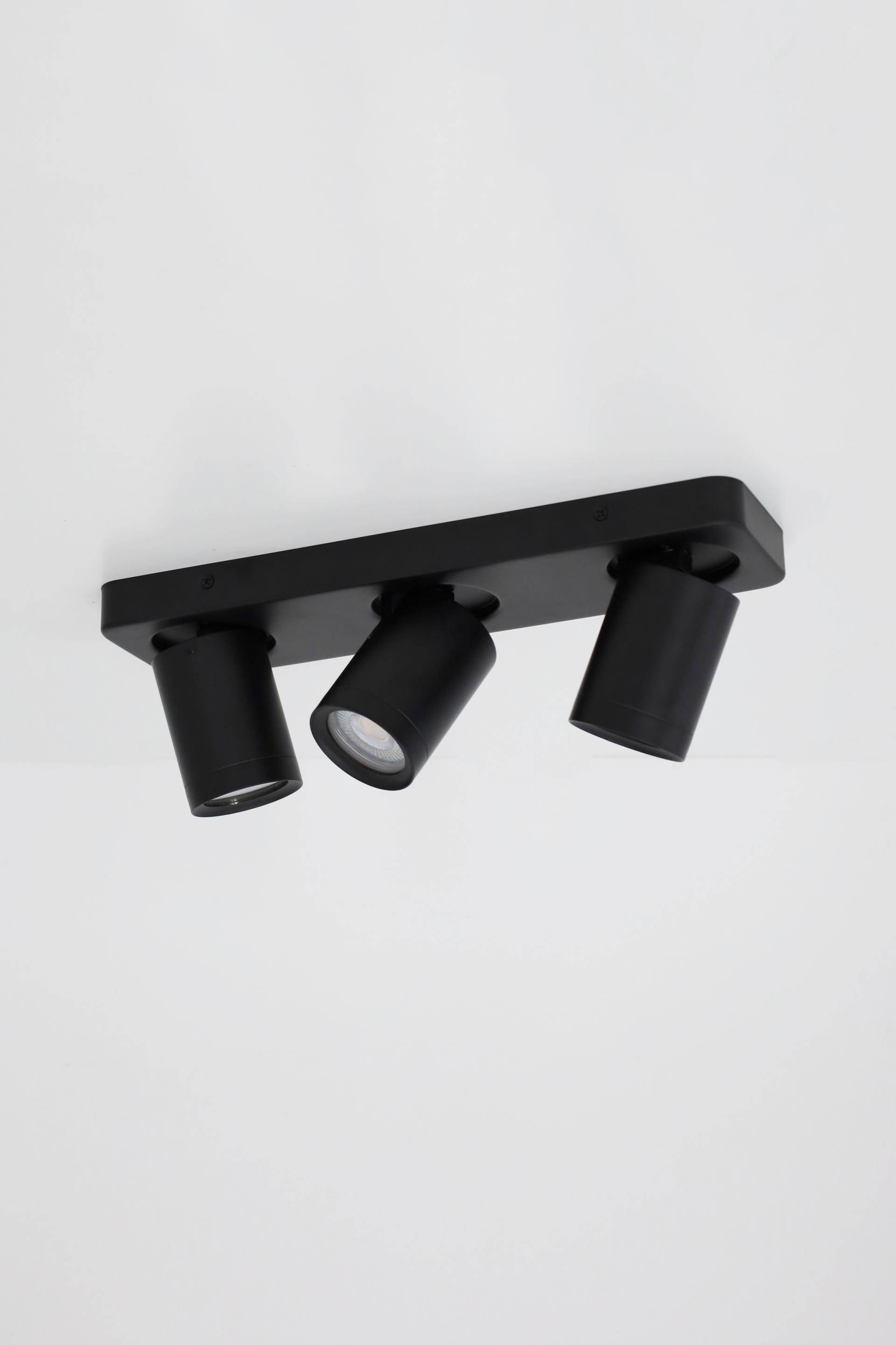 Strakke opbouwspot LEXI 3-lichts balk IP44 | Zwart