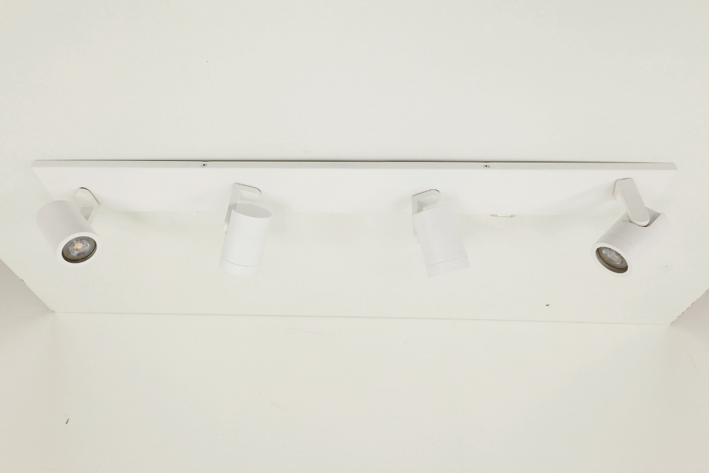 Stijlvolle strakke 4-lichts opbouwspot SCOOP balk | Wit