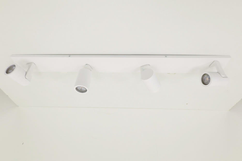 Stijlvolle strakke 4-lichts opbouwspot SCOOP balk | Wit