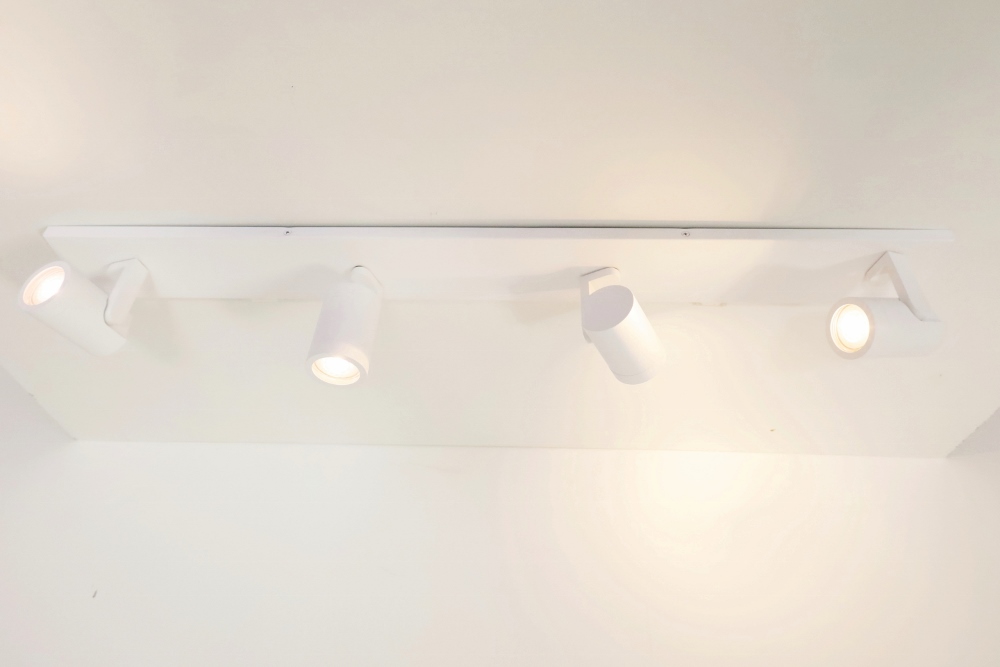 Stijlvolle strakke 4-lichts opbouwspot SCOOP balk | Wit