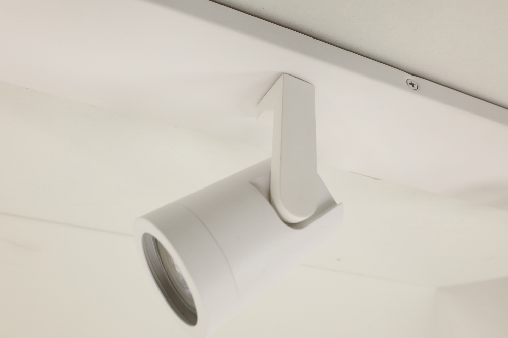 Stijlvolle strakke 4-lichts opbouwspot SCOOP balk | Wit