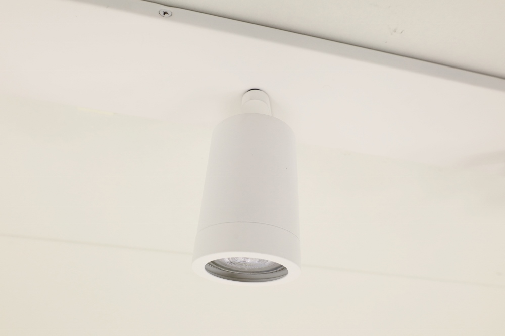 Stijlvolle strakke 4-lichts opbouwspot SCOOP balk | Wit