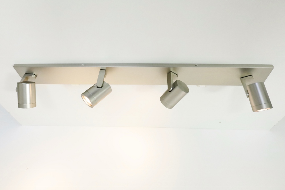 Stijlvolle strakke 4-lichts opbouwspot SCOOP balk | Staal